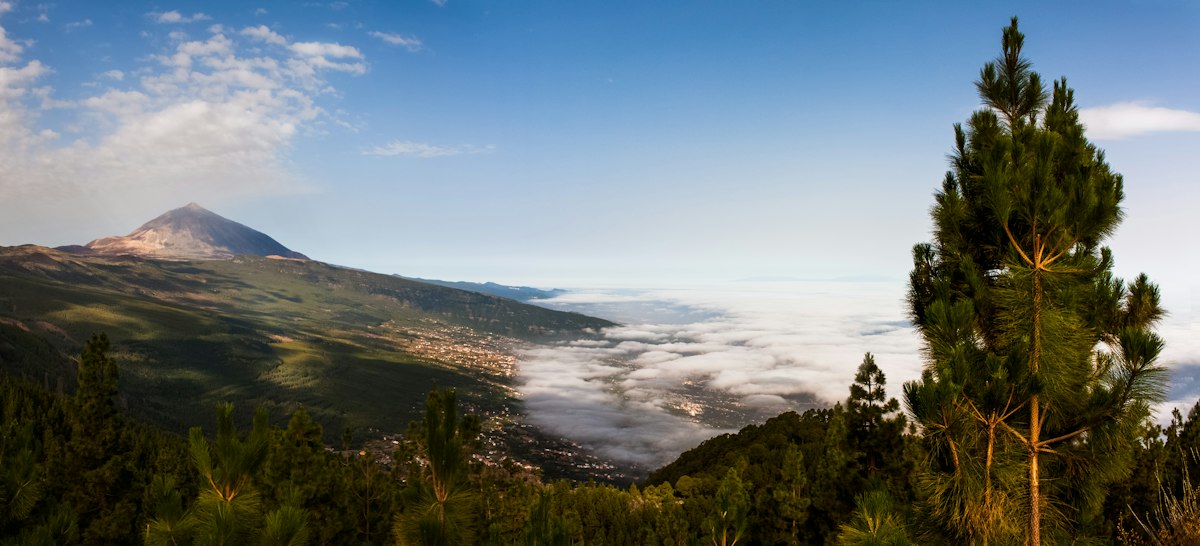 Montaña con mar de nubes