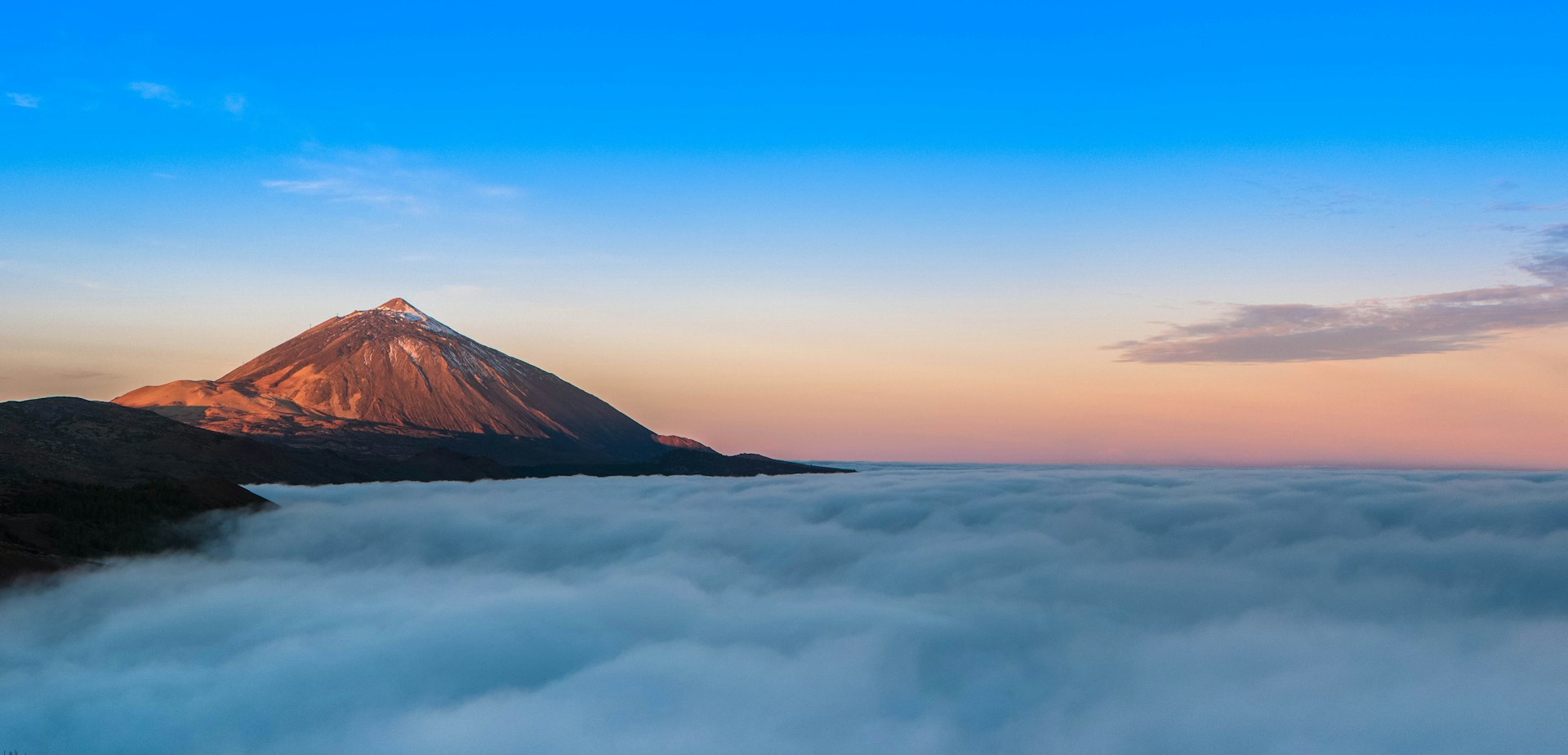 El Teide sobre el mar de nubes al atardecer