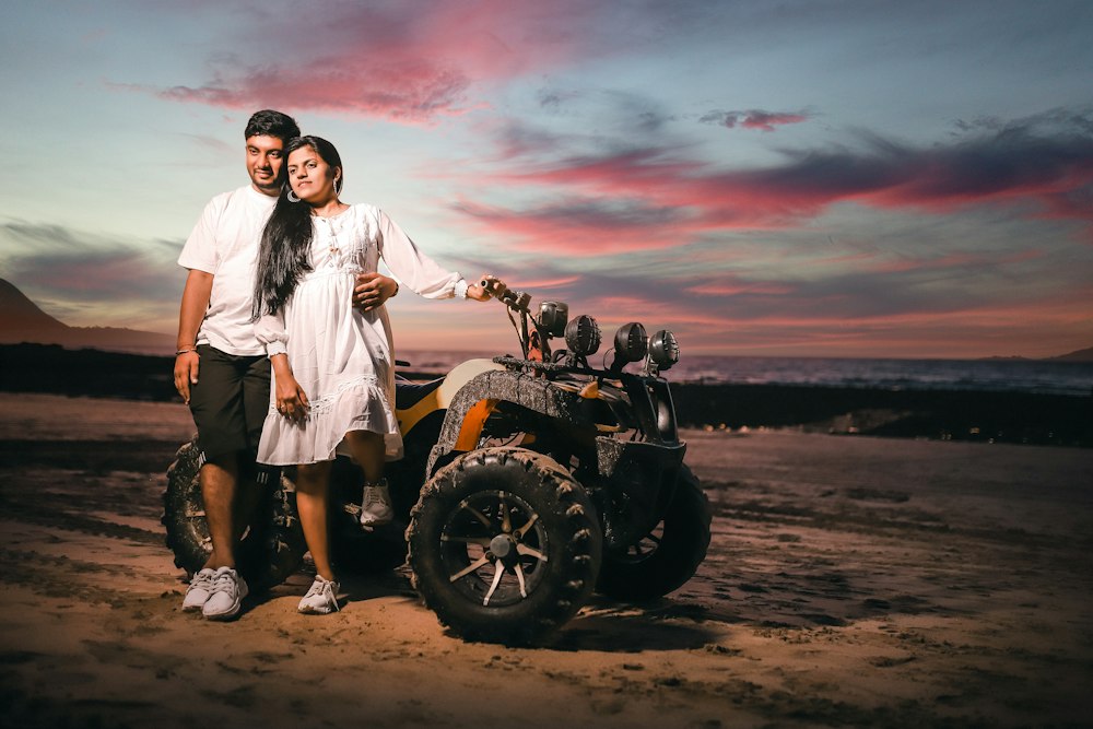 Pareja junto a un quad al atardecer